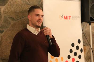 Tim Steinmetz, Juniorchef der Firma Henke stelle sein Unternehmen, Tr�ger des MIT Mittelstandspreises 2022 vor.