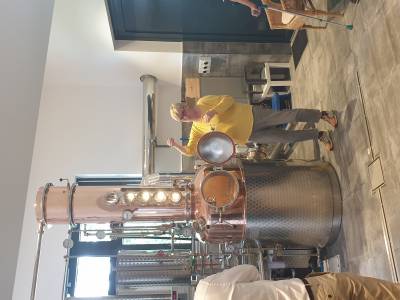 Christiane Harmann erklärt den anwesenden Mitgliedern den Brennvogang