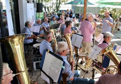 Fr gute Stimmung sorgten die Musiker der Rohrheimer Blasmusik