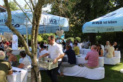 Dr. Alexander Bode bei der Verteilung von Getränken.