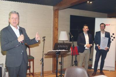 Matthias Wilkes (Vorsitzender der MIT-Bergstrae), Torben Kruhmann und Dr. Stefan Griesheimer (stv. Vorsitzender) bei der Ansprache zur Verleihung des Mittelstandspreises