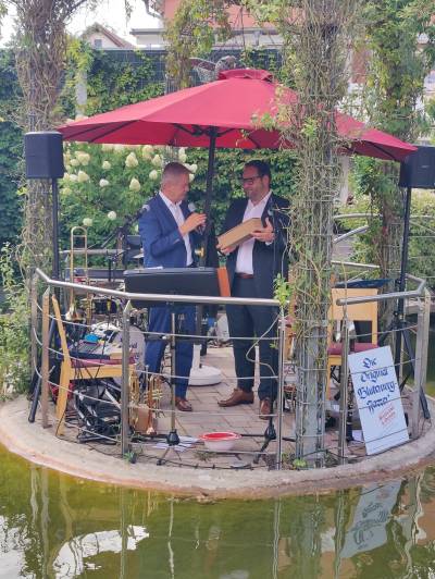 Matthias Wilkes (Vorsitzender der MIT) berreicht ein kleines Prsent an den Ehrengast Christian Jst (frisch gewhlter Prsident der IHK Darmstadt)