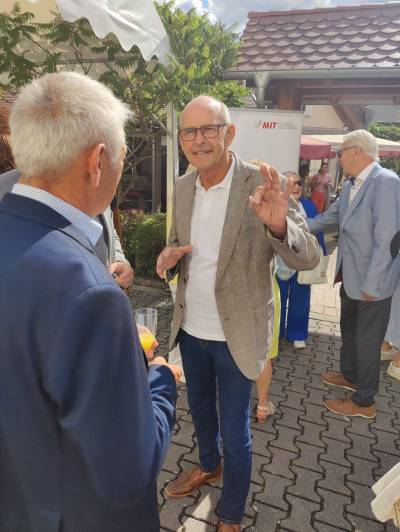 Ehrenvorsitzender Werner Hartmann im Gesprch mit Gsten