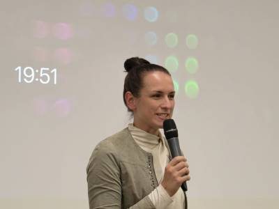 Dr Julia Dubowy, f�hrte als Moderator durch den Abends