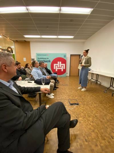 Dr Julia Dubowy, f�hrte als Moderator durch den Abends