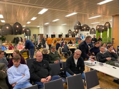 Unsere G�ste lauschen dem informativen und spannenden Vortrag