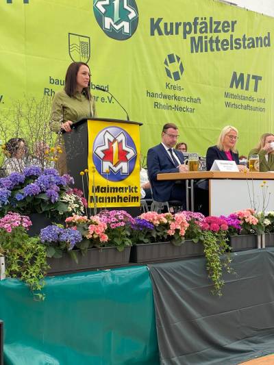 stellvertretende Vorsitzende der MIT Bergstra�e, Dr. Julia Dubowy bei Ihrer Rede zum Thema 